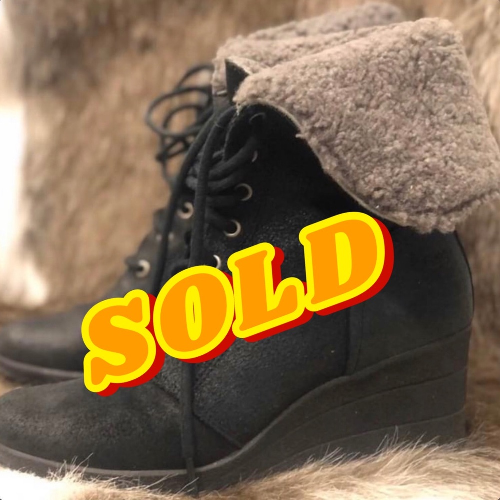 ***SOLD***Ugg Zea shearling lined wedge
